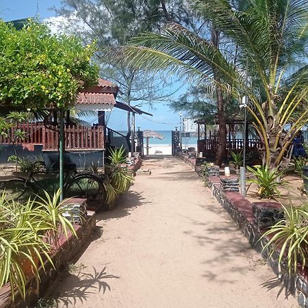 Silver Beach Hotel Тринкомале Екстериор снимка
