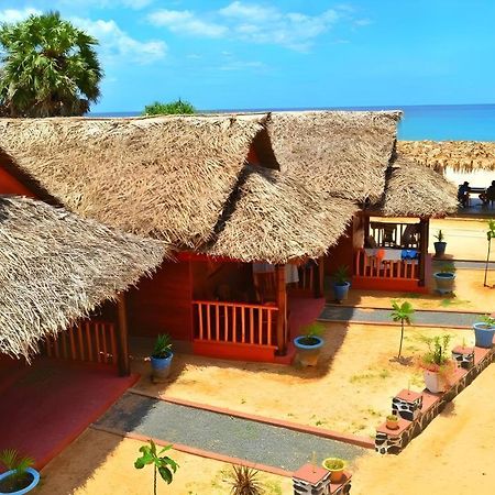 Silver Beach Hotel Тринкомале Екстериор снимка