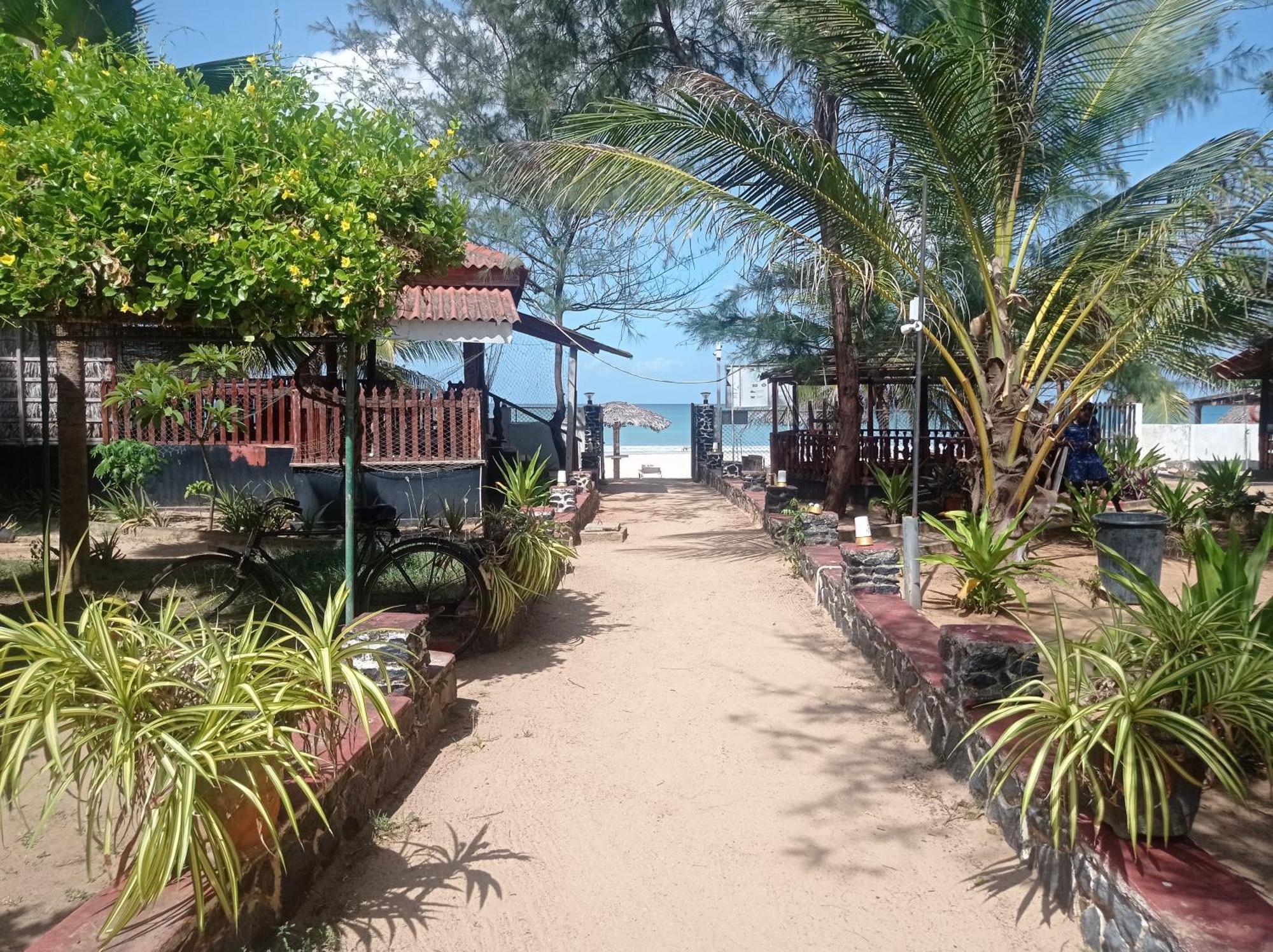Silver Beach Hotel Тринкомале Екстериор снимка