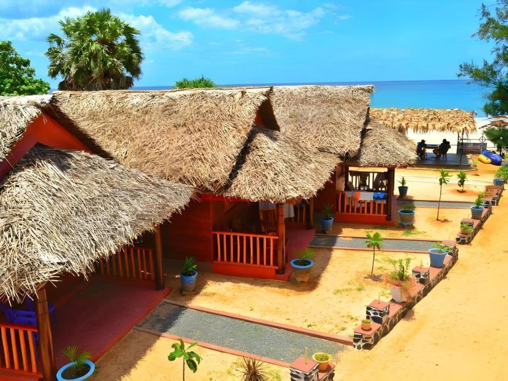 Silver Beach Hotel Тринкомале Екстериор снимка
