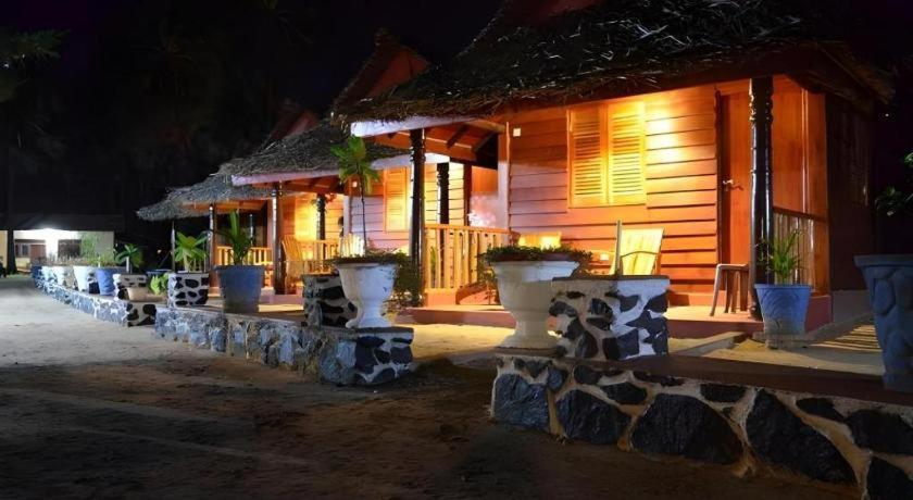 Silver Beach Hotel Тринкомале Екстериор снимка