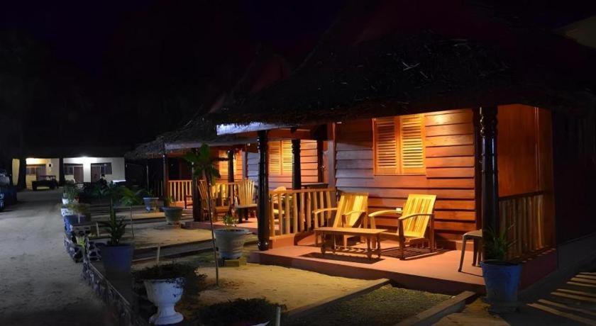 Silver Beach Hotel Тринкомале Екстериор снимка