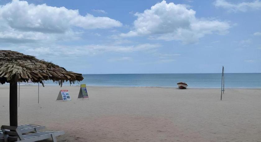 Silver Beach Hotel Тринкомале Екстериор снимка