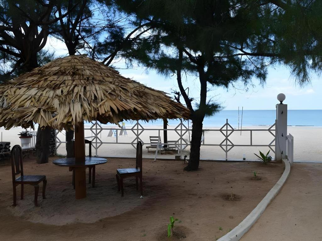 Silver Beach Hotel Тринкомале Екстериор снимка